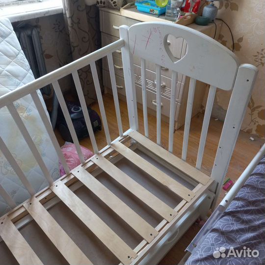 Детская кроватка с маятником и ящиком