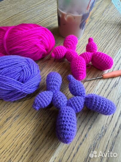 Вязаный брелок собака из шариков