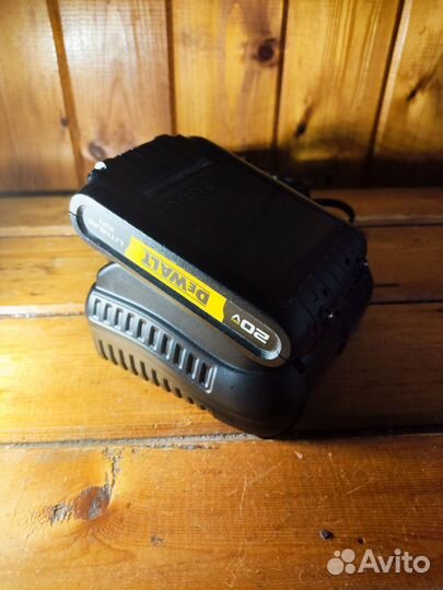Зарядное устройство dewalt DCB107 + АКБ 1.5 Ач
