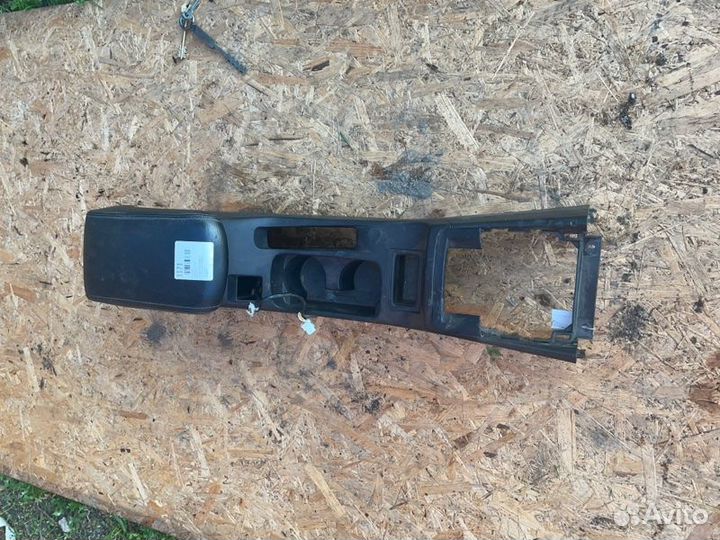 Консоль центральная (подлокотник-бардачок)