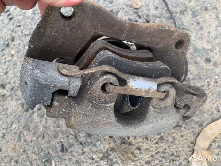 Суппорт тормозной передний правый Volkswagen