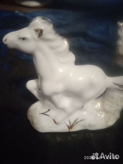 Фарфоровая статуэтка лошади