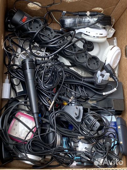 Удлинитель,провода,зарядки, наушники коробкой