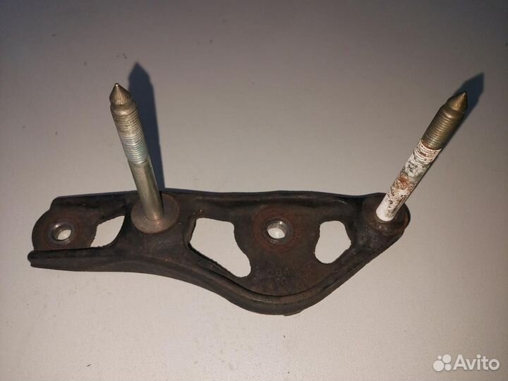 Кронштейн двигателя правый Toyota Prius 2 NHW20