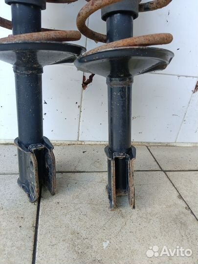 Передние стойки Рено Логан