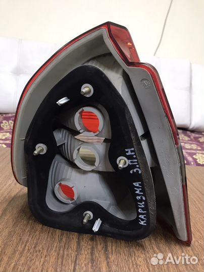 Фонарь правый наружный Mitsubishi Carisma DA