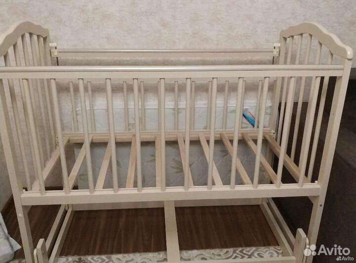 Детская кроватка с поперечным маятником