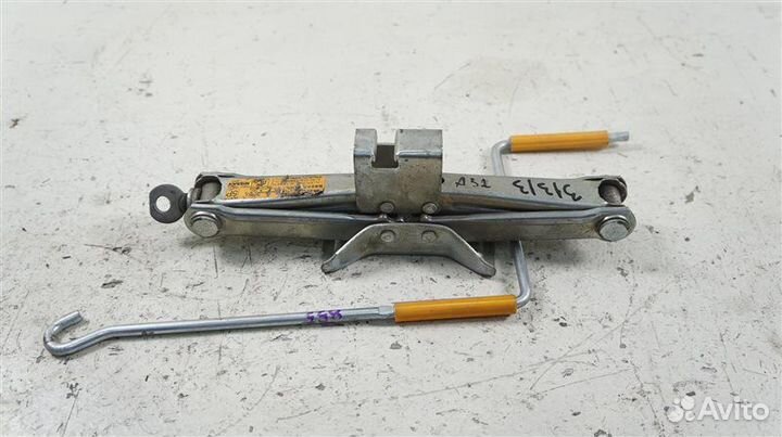 Домкрат Nissan Bluebird A33