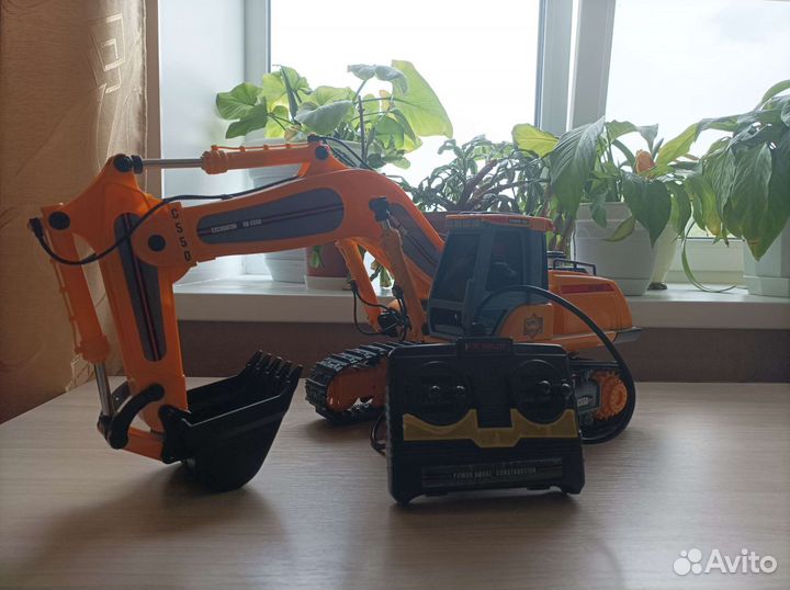 Экскаватор на пульте управления