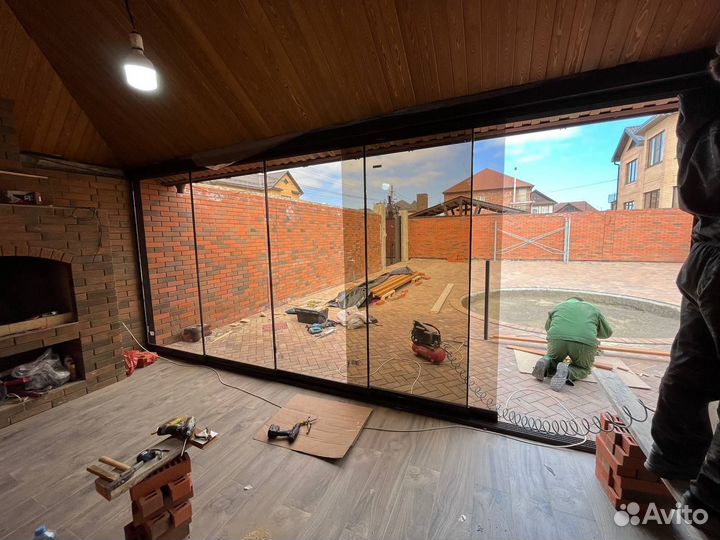 Раздвижное безрамное остекление