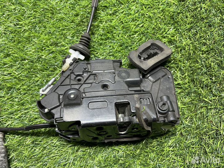Замок двери задней правой Volkswagen Jetta