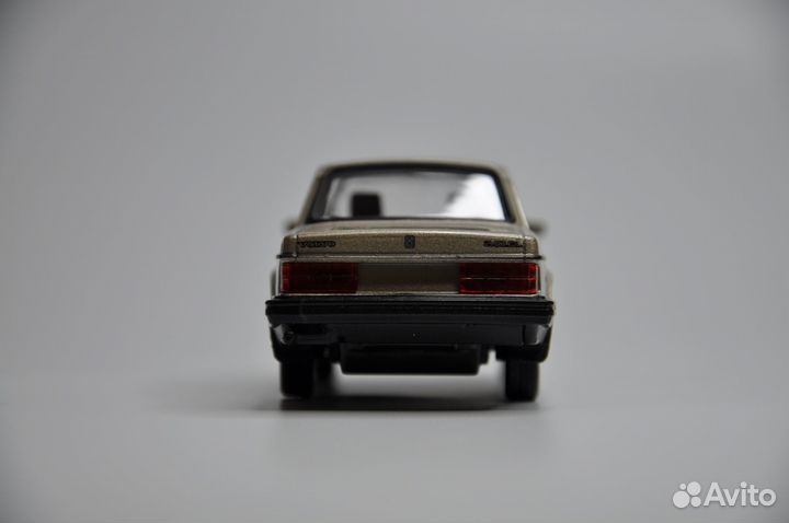 Модель автомобиля Volvo 240 GL металл