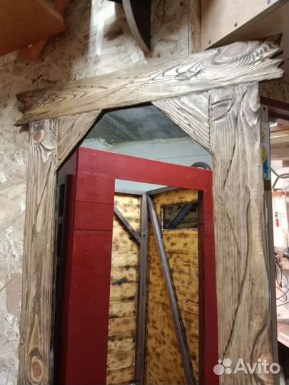 Зеркало в деревянной раме