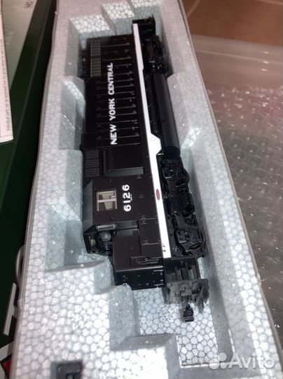 Локомотив Kato HO 1:87 EMD GP35 New York Central