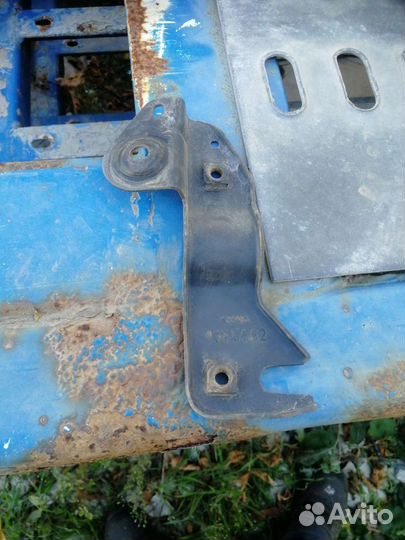 Кронштейн солнцезащитного козырька скания