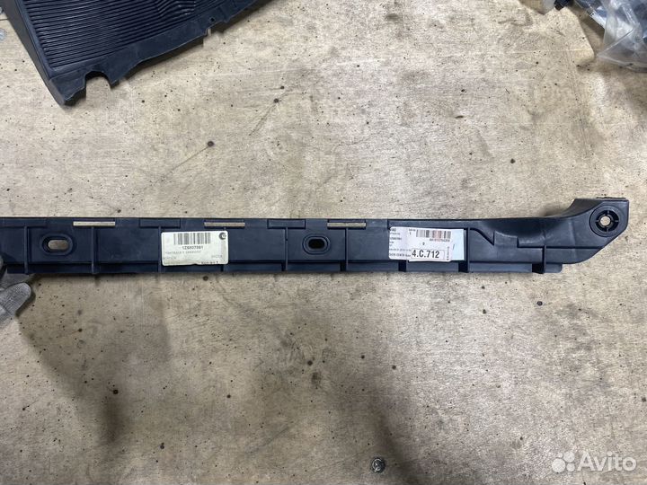 Кронштейн заднего бампера Skoda Octavia 1z5807861