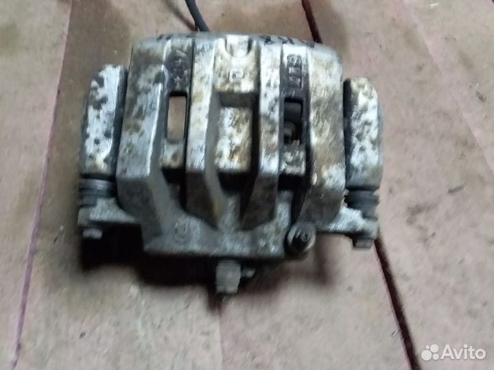 Суппорт передний правый Honda Accord 8 2.4л