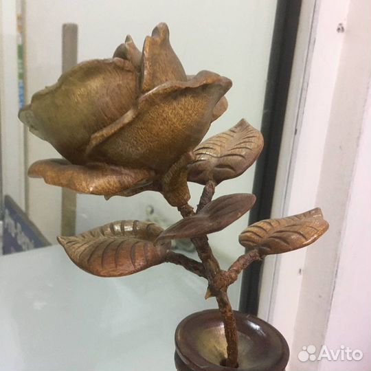 Ваза и роза из дерева