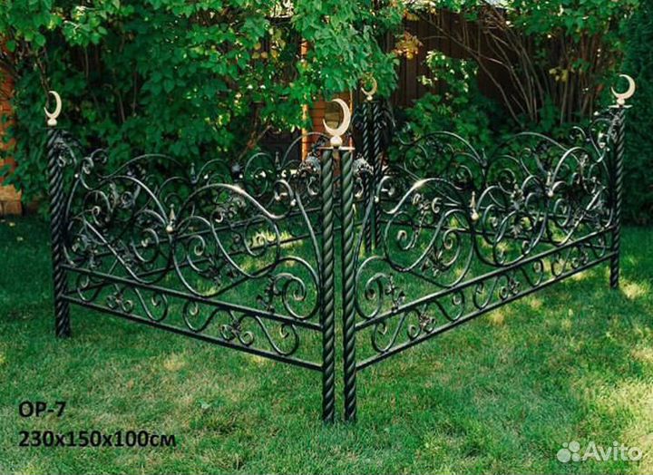 Памятники, таблички и кованые ограды (чардуганнар)