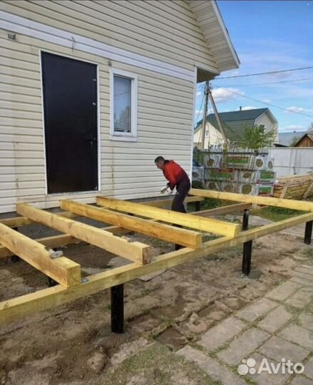 Строительная бригада плотники строительство дачи