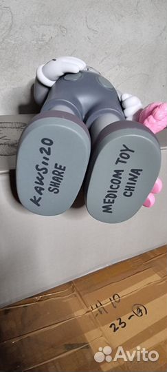 Kaws Grey с игрушкой (32 см)