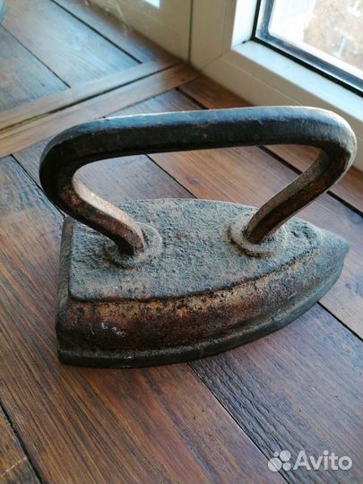 Старинный чугунный утюг
