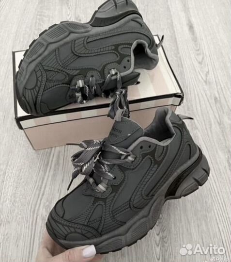 Кроссовки женские новые