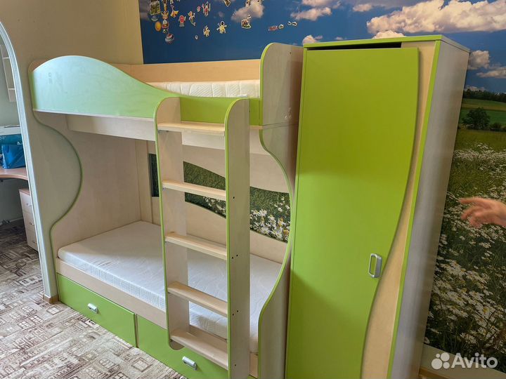 Двухъярусная кровать с матрасами