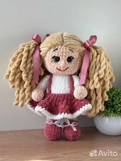 Вязаная кукла школьница