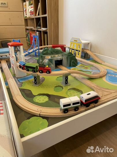 Стол игровой с железной дорогой