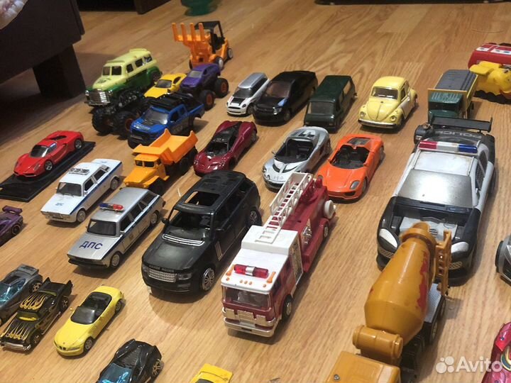 Машинки транспорт и трансформеры всего 70штук