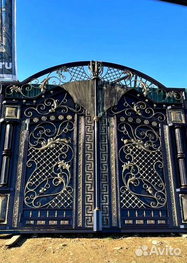 Ворота в Махачкале белые