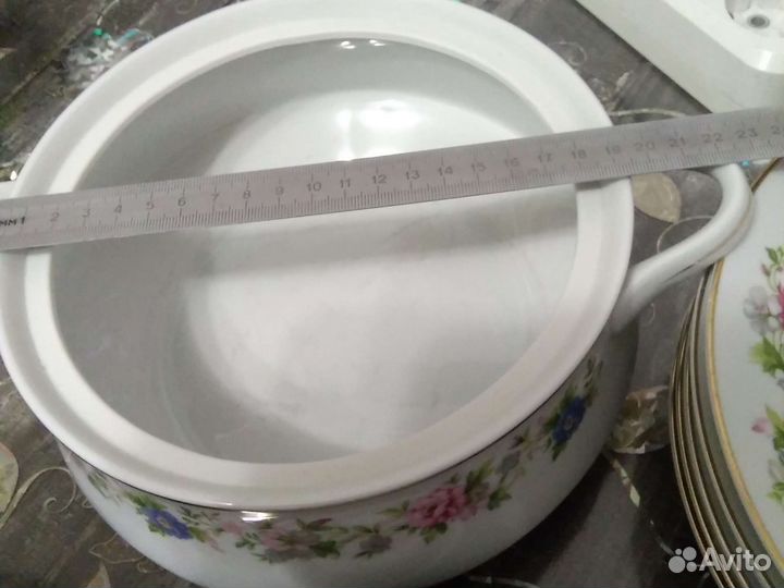 Набор столовой посуды. тарелки суповые