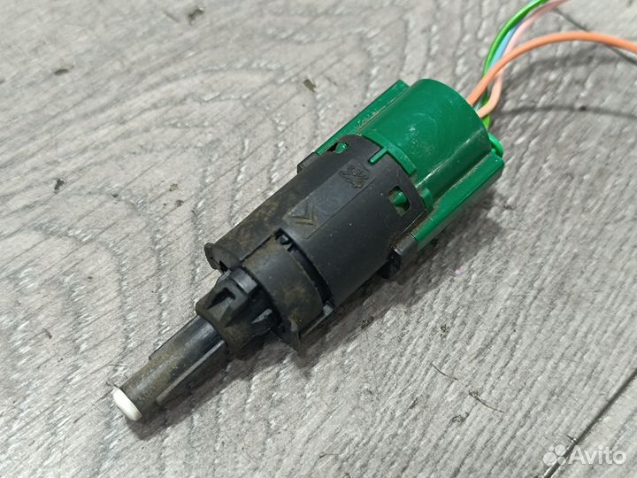 Датчик стоп сигнала + фишка для Peugeot 408