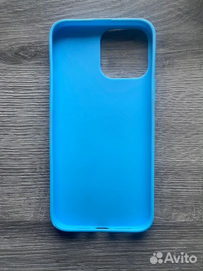 Чехол голубого цвета на iPhone 13 pro max