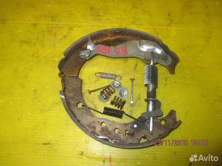 Колодки ручного тормоза зад Справа toyota camry gr