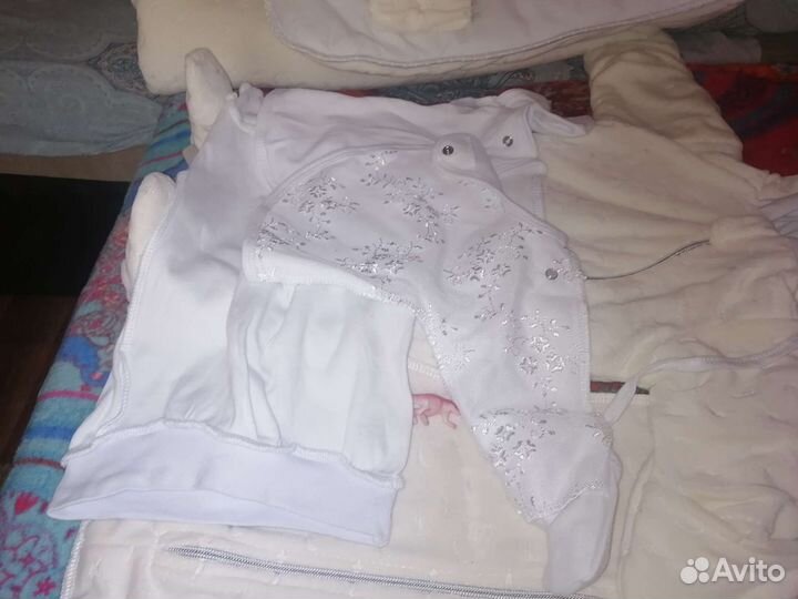 Уголок с комплектом на выписку для девочки