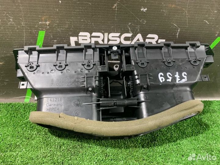 Дефлектор воздушный центральный в торпедо передний