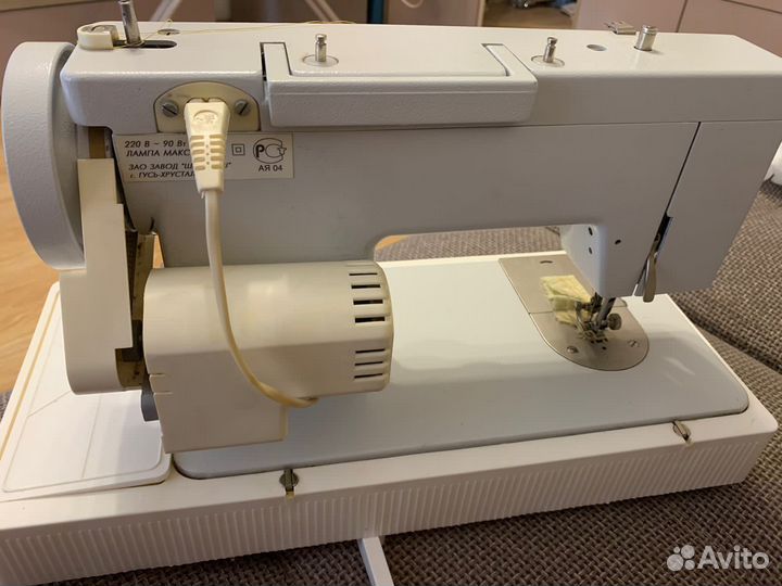 Швейная машинка с ножным электроприводом