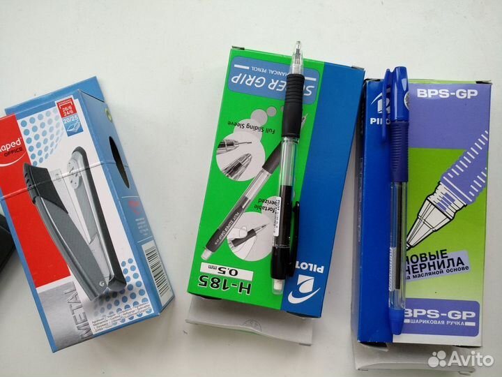 Канцтовары: папки, клеевые карандаши, маркеры