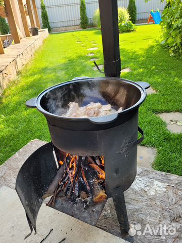 Казан чугунный с крышкой и печкой