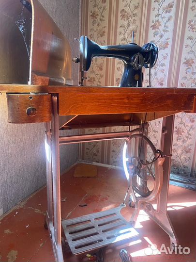 Швейная машинка ножная