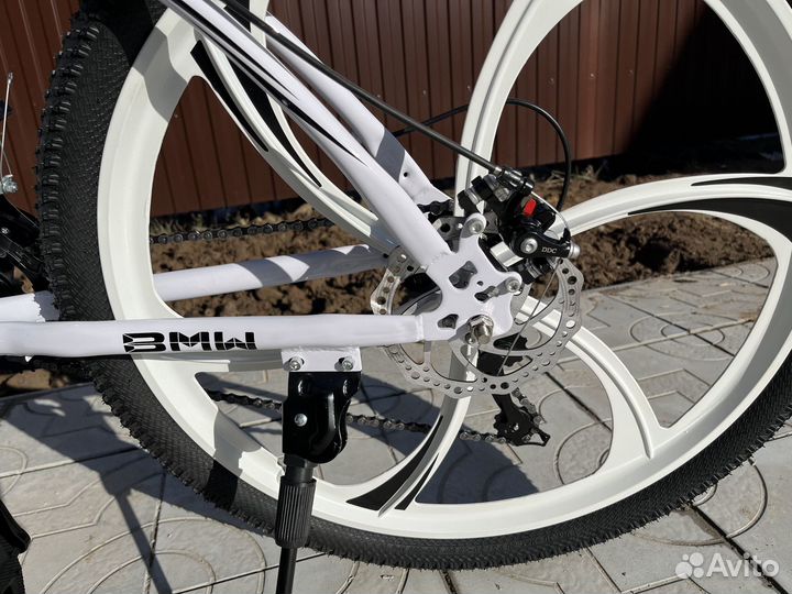 Скоростной велосипед на литых дисках