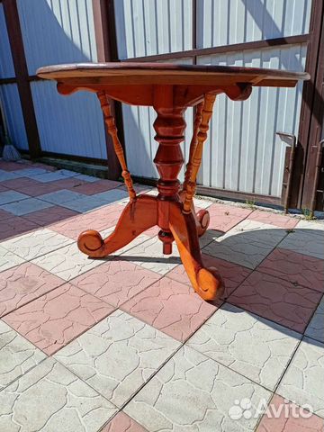 Круглый резной деревянный стол