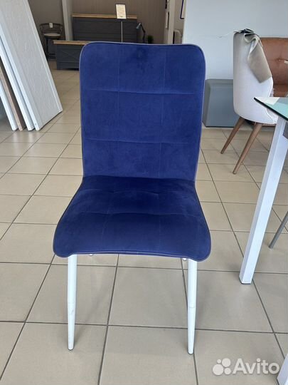 Стул в велюре синий
