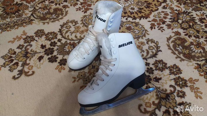 Коньки. Продам/поменяю. Белые фигурки 34 размер
