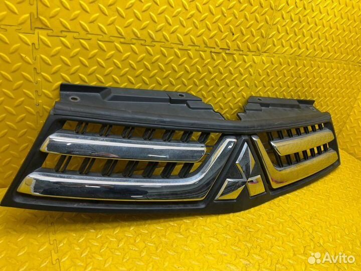 Решетка бампера Mitsubishi Pajero Sport KH 4D56