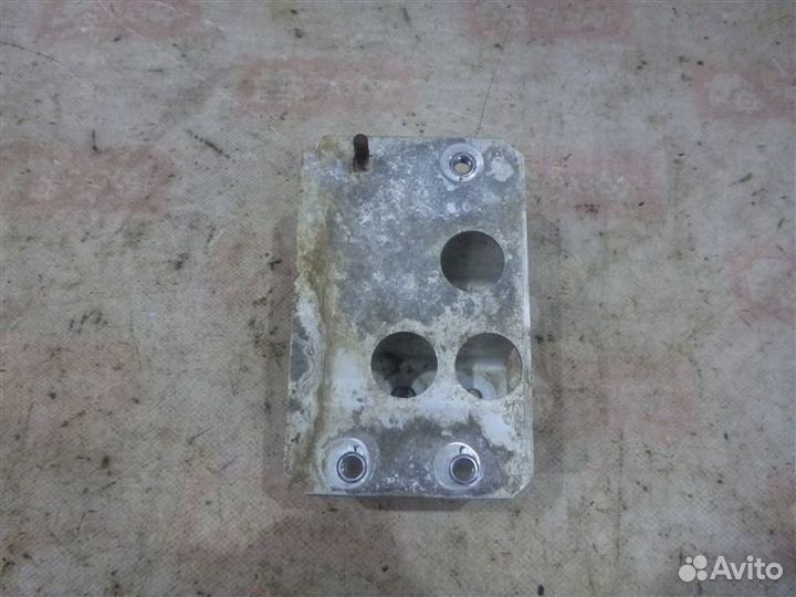 Кронштейн задний правый Toyota Rav4 ACA30 1azfe