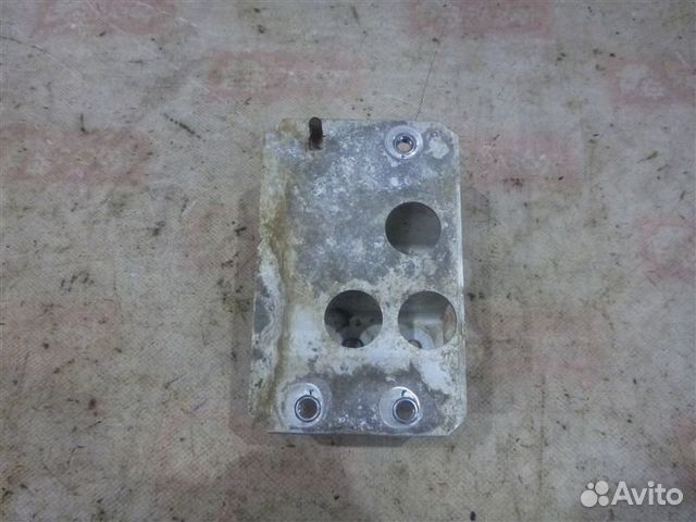 Кронштейн задний правый Toyota Rav4 ACA30 1azfe