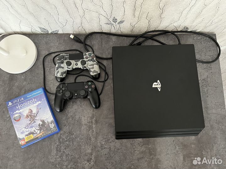 Sony ps4 pro 1tb + 2 геймпада + диск с игрой